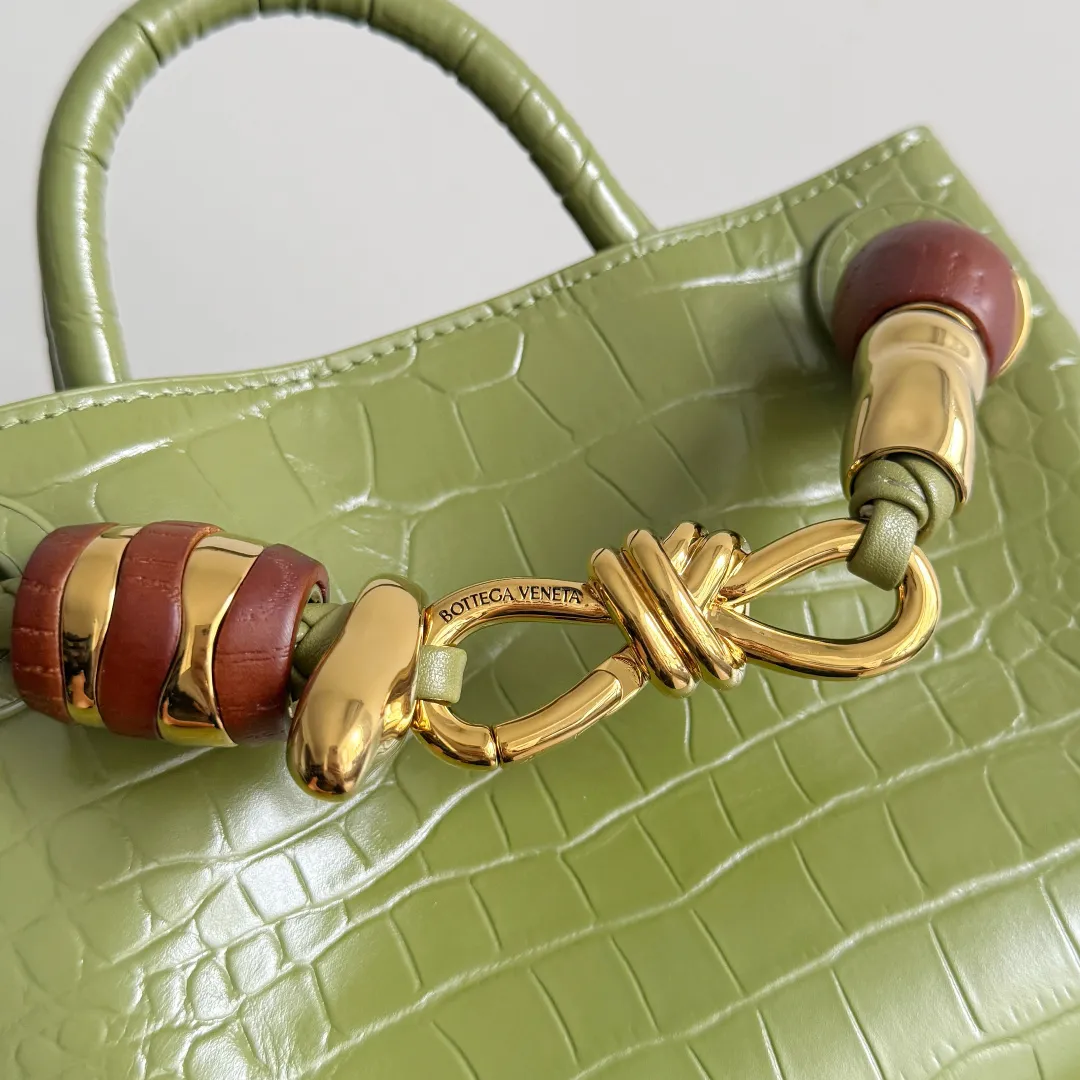 Batch 2880 BOTTEGA VENETA crocodile leather mini andiamo is paired with a four-piece oak hardware set, making the entire bag more layered. As a classic model of the BV family, each innovation brings different surprises to fans. There are three ways to carry it with different makeup. Crocodile skin is called the gold in leather and is famous for its top luxury and rarity. During use, the luster of the crocodile skin will not fade or fade with time. No matter how long it is used, it will still remain new. And because each crocodile skin is different, the effect of each crocodile leather bag is different. Style number: 777614+wood hardware Size: 22*15.5*9cm
